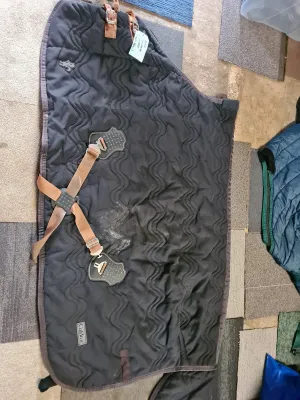 Gorgeous deluxe heavy 6ft caldene stable rug, bargain due to damage