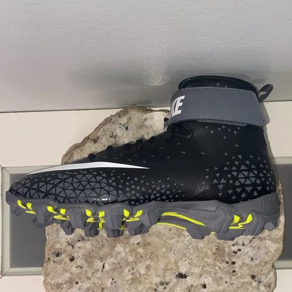 Nike Boys Force Savage Shark Football Cleat Gray/Black/White Size 5.5Y- NWOB!