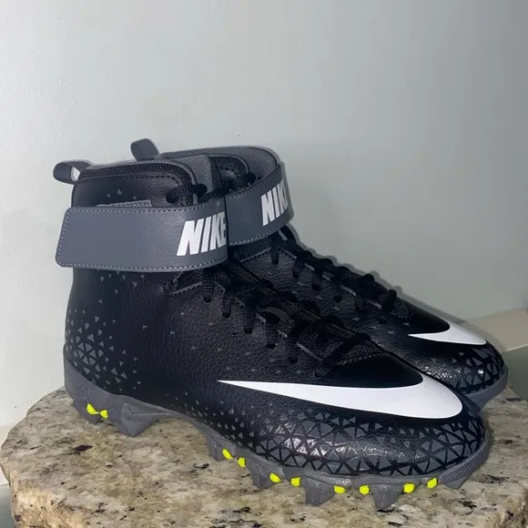 Nike Boys Force Savage Shark Football Cleat Gray/Black/White Size 5.5Y- NWOB!