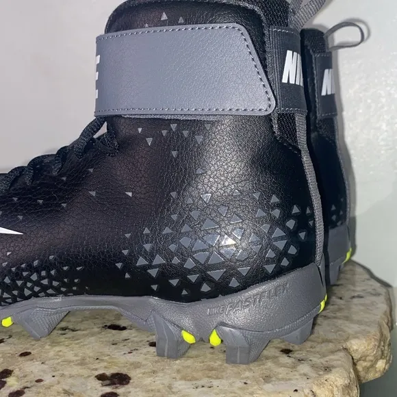 Nike Boys Force Savage Shark Football Cleat Gray/Black/White Size 5.5Y- NWOB!